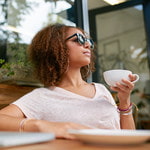 iStock.com/jacoblund: Junge urbane Frau im Cafe genießt die Zeit